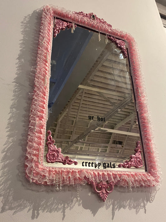 Creepy Gals - Ur Hot